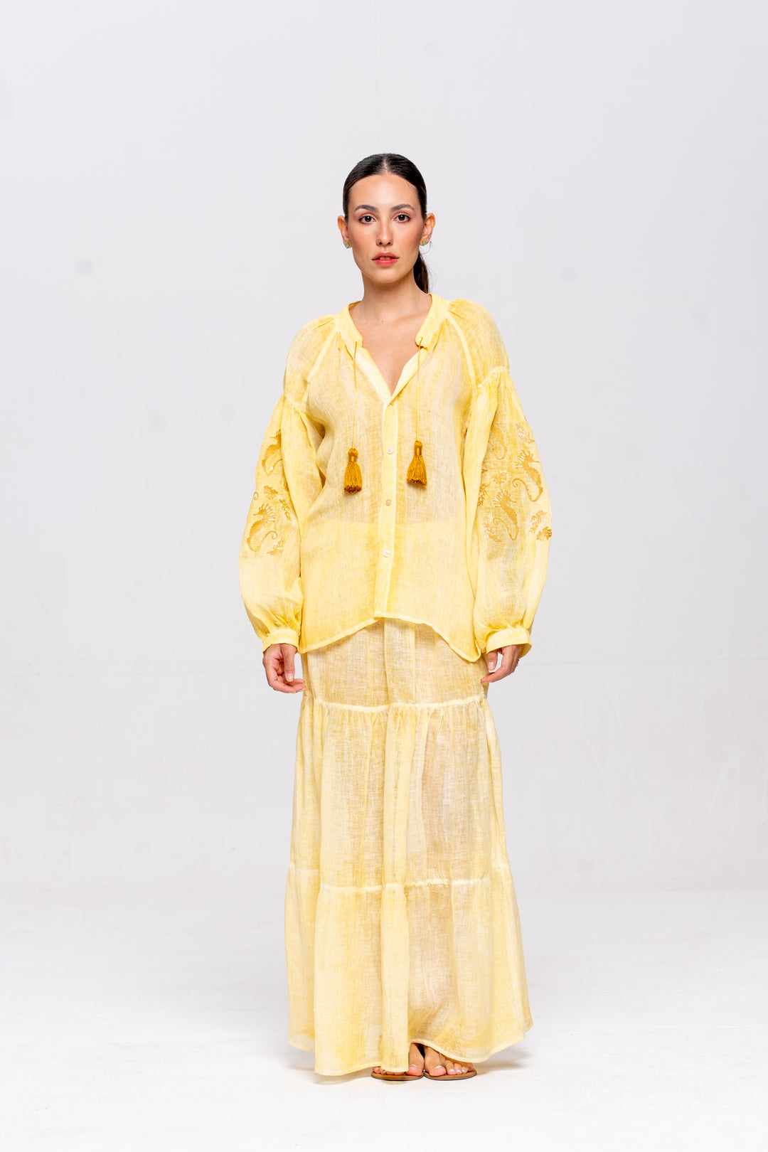 Bata Brigite Gaze de Linho Amarelo Manteiga Bordado Dourado