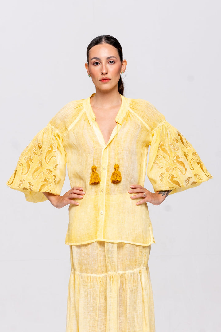 Bata Brigite Gaze de Linho Amarelo Manteiga Bordado Dourado