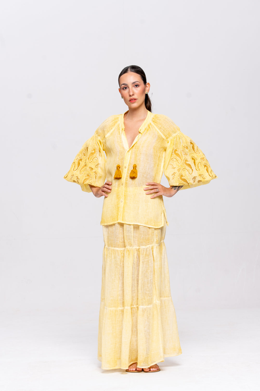 Bata Brigite Gaze de Linho Amarelo Manteiga Bordado Dourado