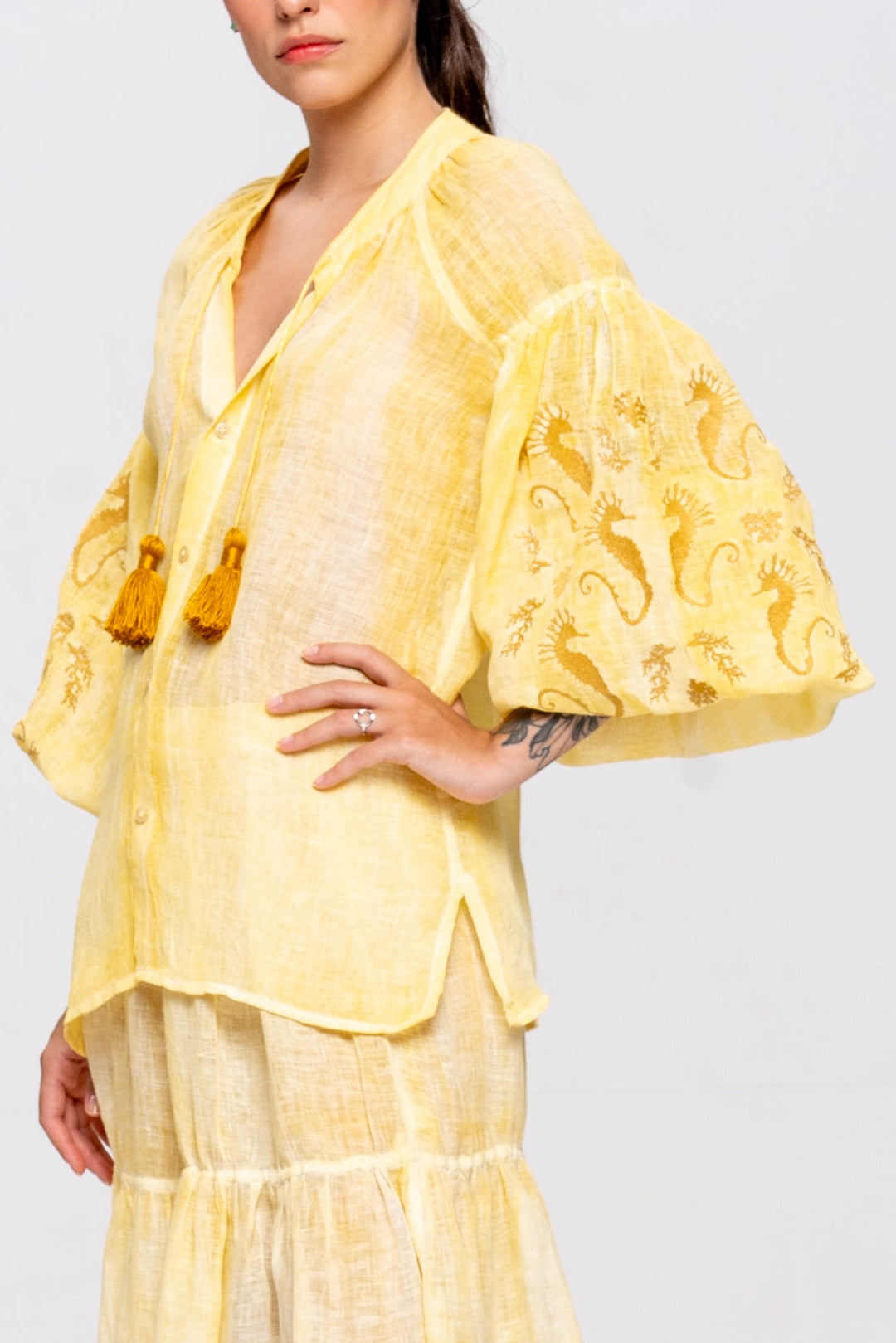 Bata Brigite Gaze de Linho Amarelo Manteiga Bordado Dourado