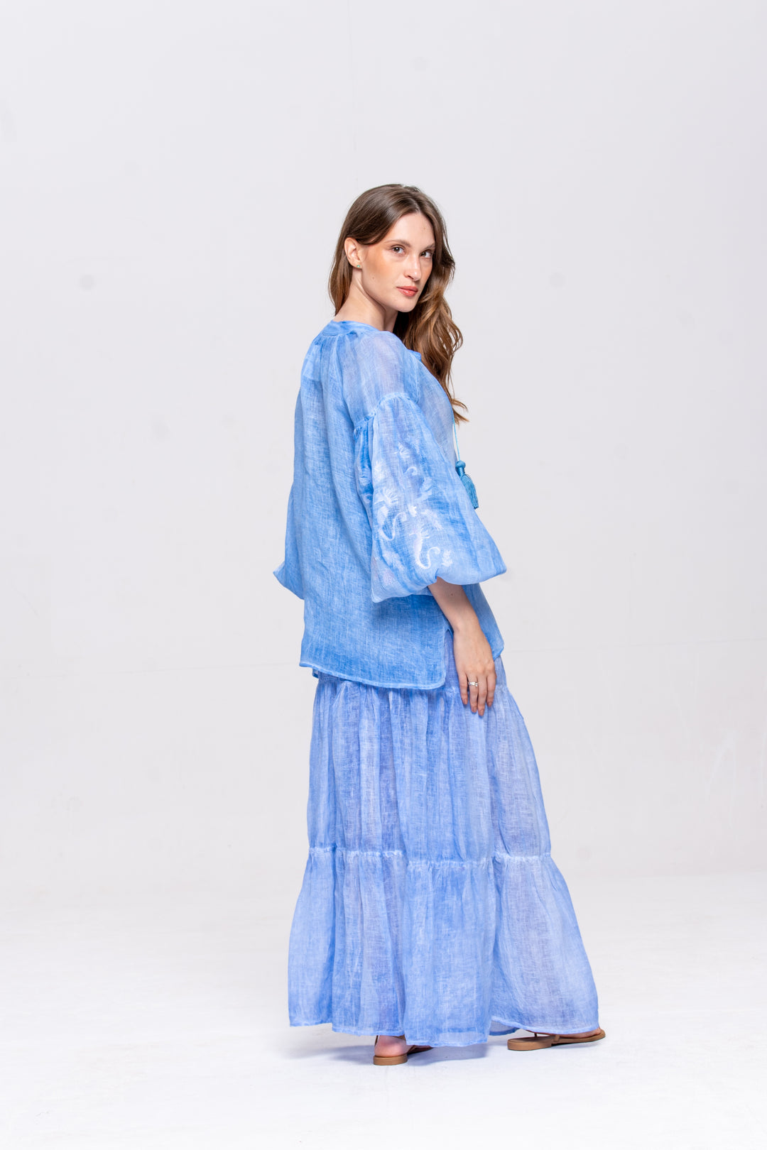 Bata Brigite Gaze de Linho Azul Caribe Bordado Branco