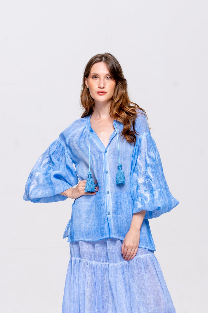 Bata Brigite Gaze de Linho Azul Caribe Bordado Branco