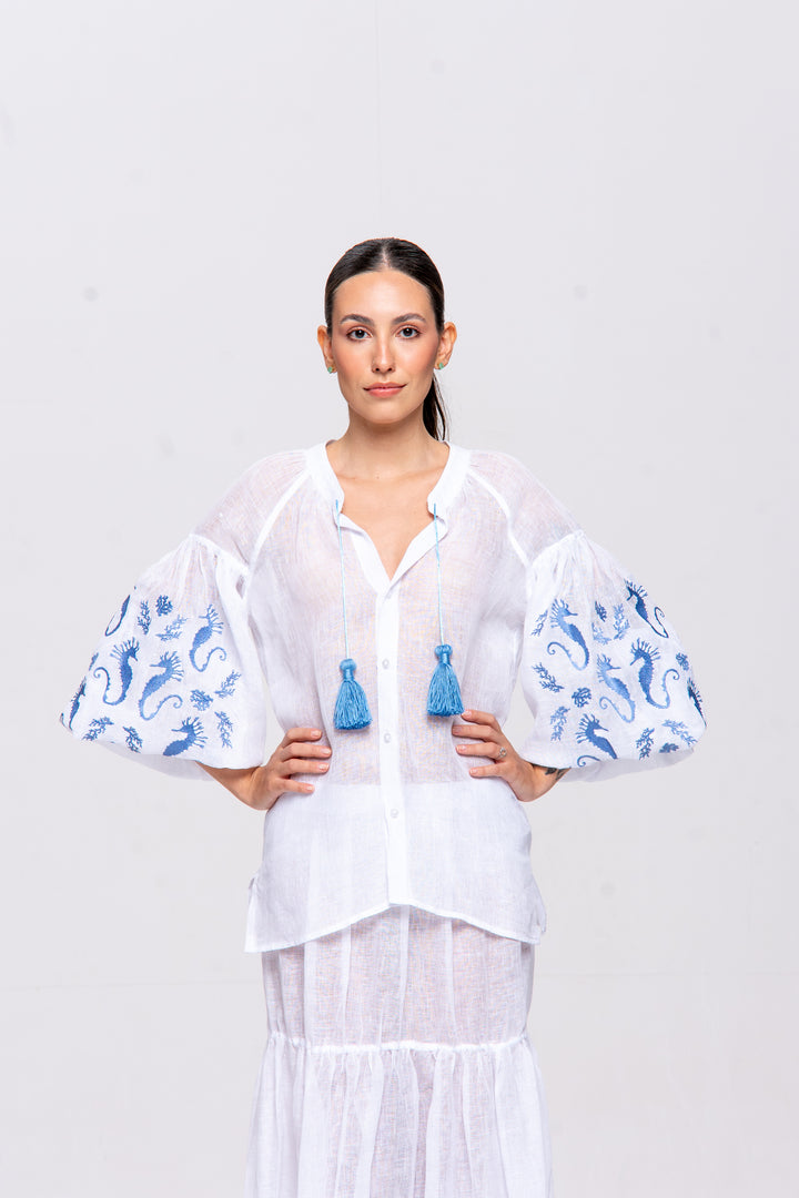 Bata Brigite Gaze de Linho Branco Bordado Azul