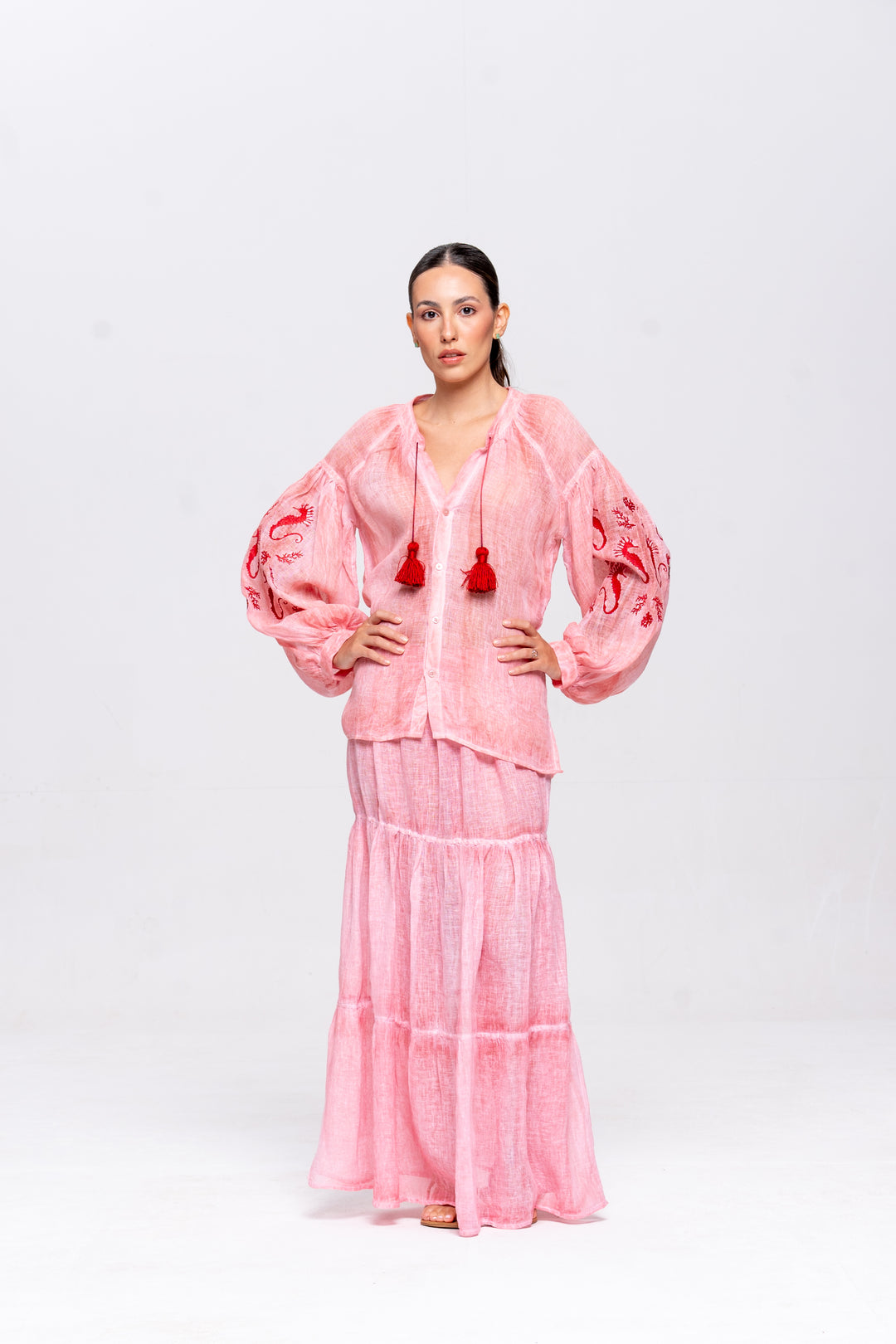 Bata Brigite Gaze de Linho Rosa Velho Bordado Vermelho