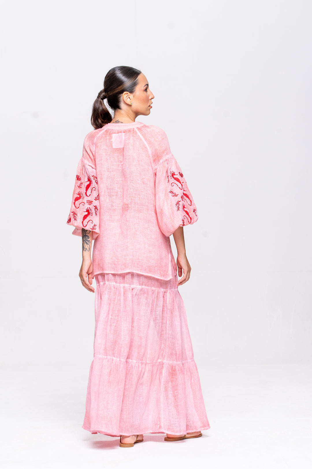 Bata Brigite Gaze de Linho Rosa Velho Bordado Vermelho