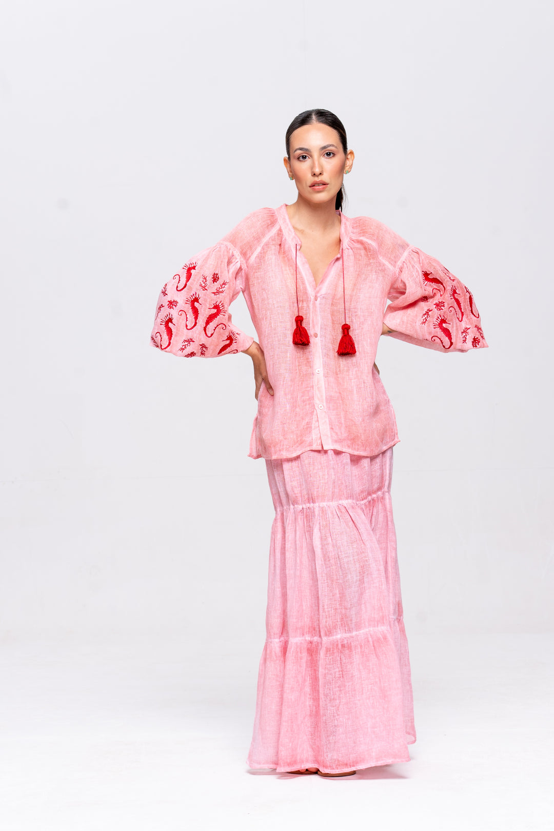 Bata Brigite Gaze de Linho Rosa Velho Bordado Vermelho