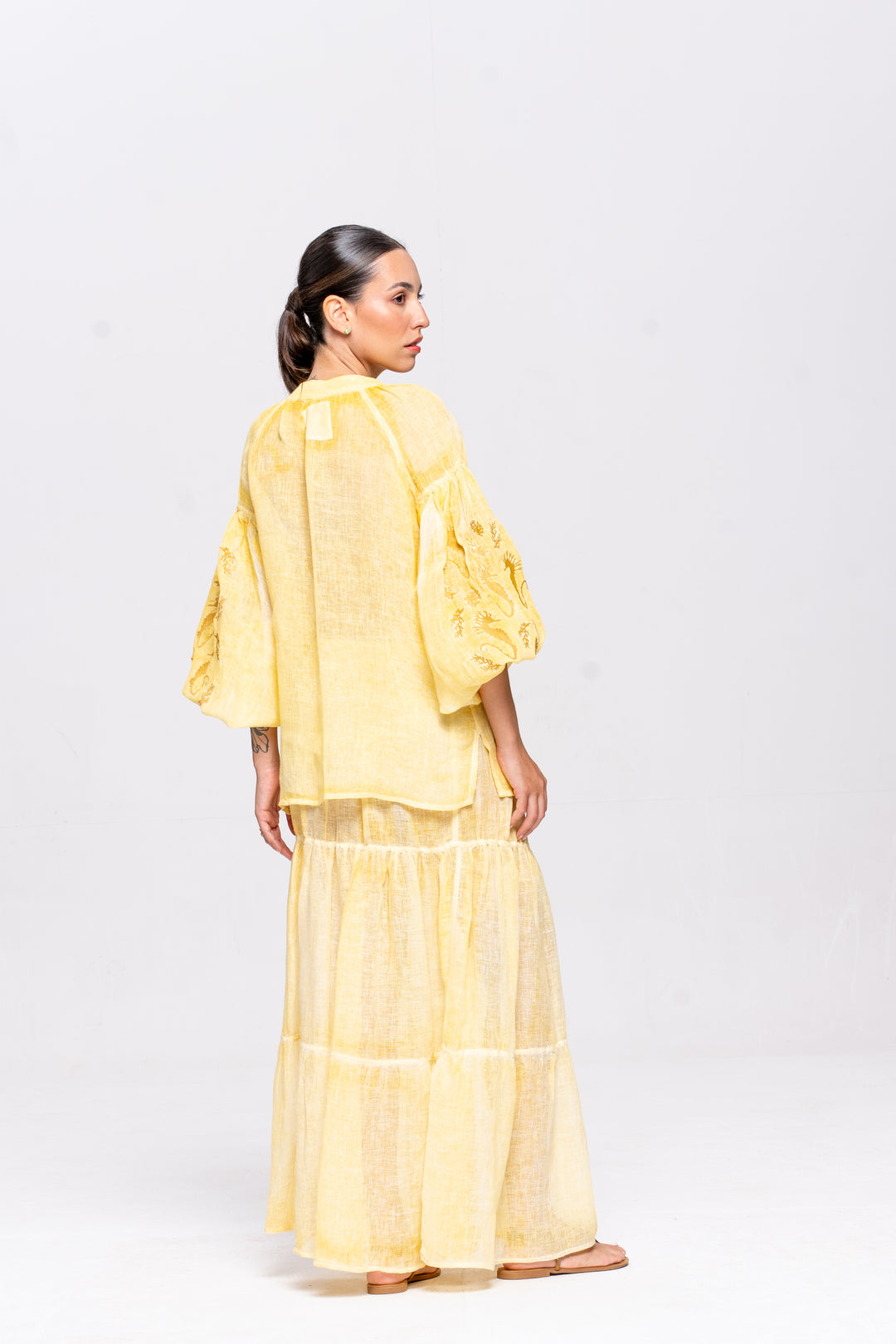 Bata Brigite Gaze de Linho Amarelo Manteiga Bordado Dourado