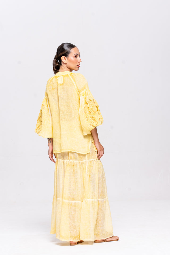 Bata Brigite Gaze de Linho Amarelo Manteiga Bordado Dourado