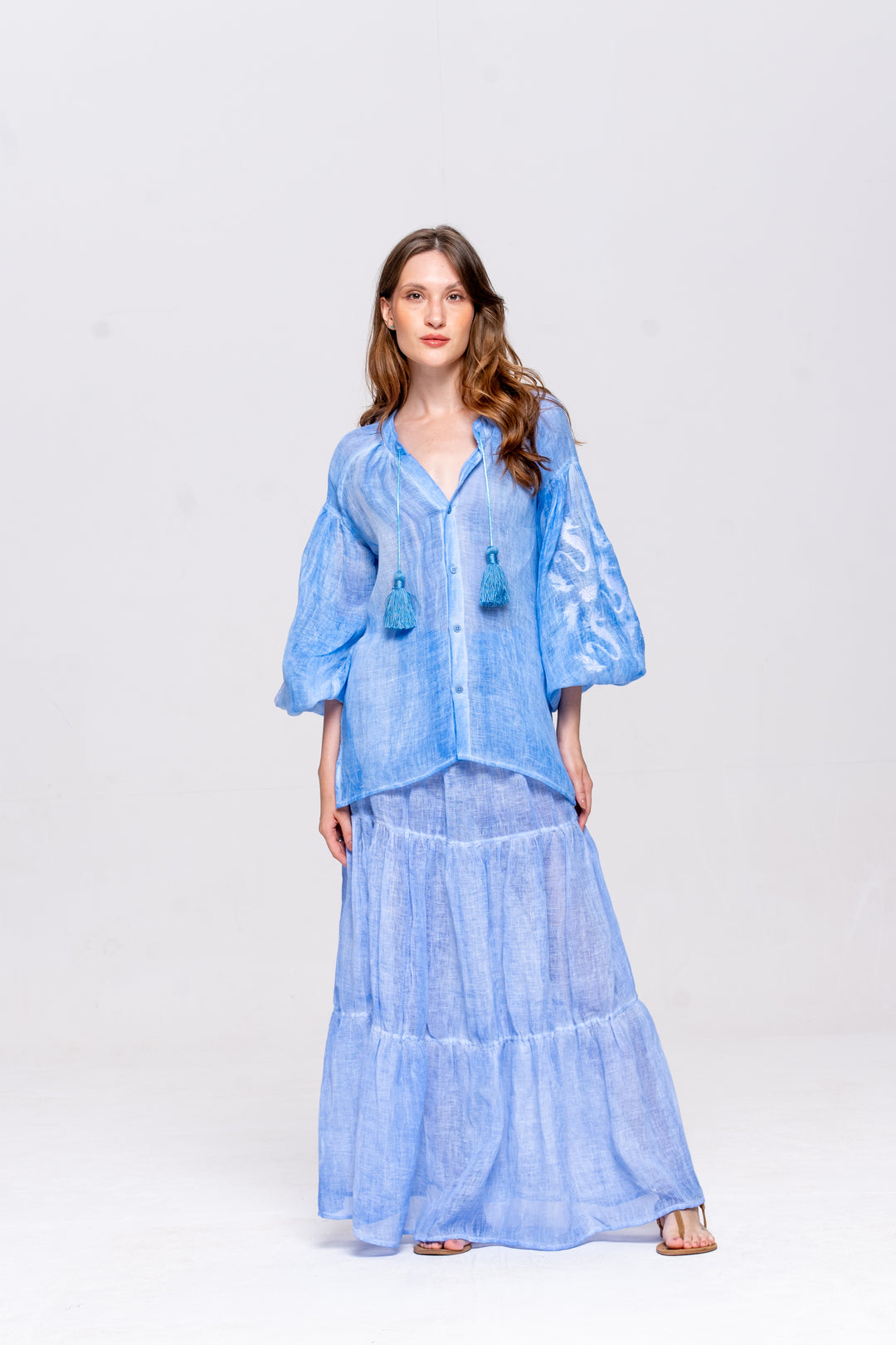 Bata Brigite Gaze de Linho Azul Caribe Bordado Branco