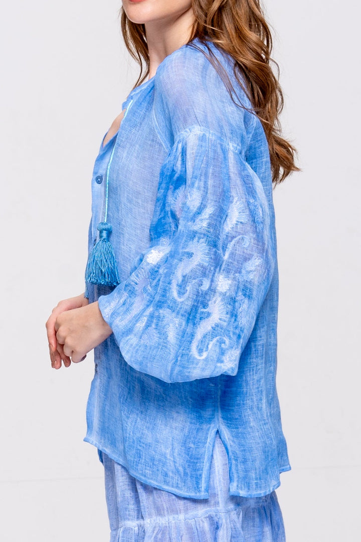 Bata Brigite Gaze de Linho Azul Caribe Bordado Branco