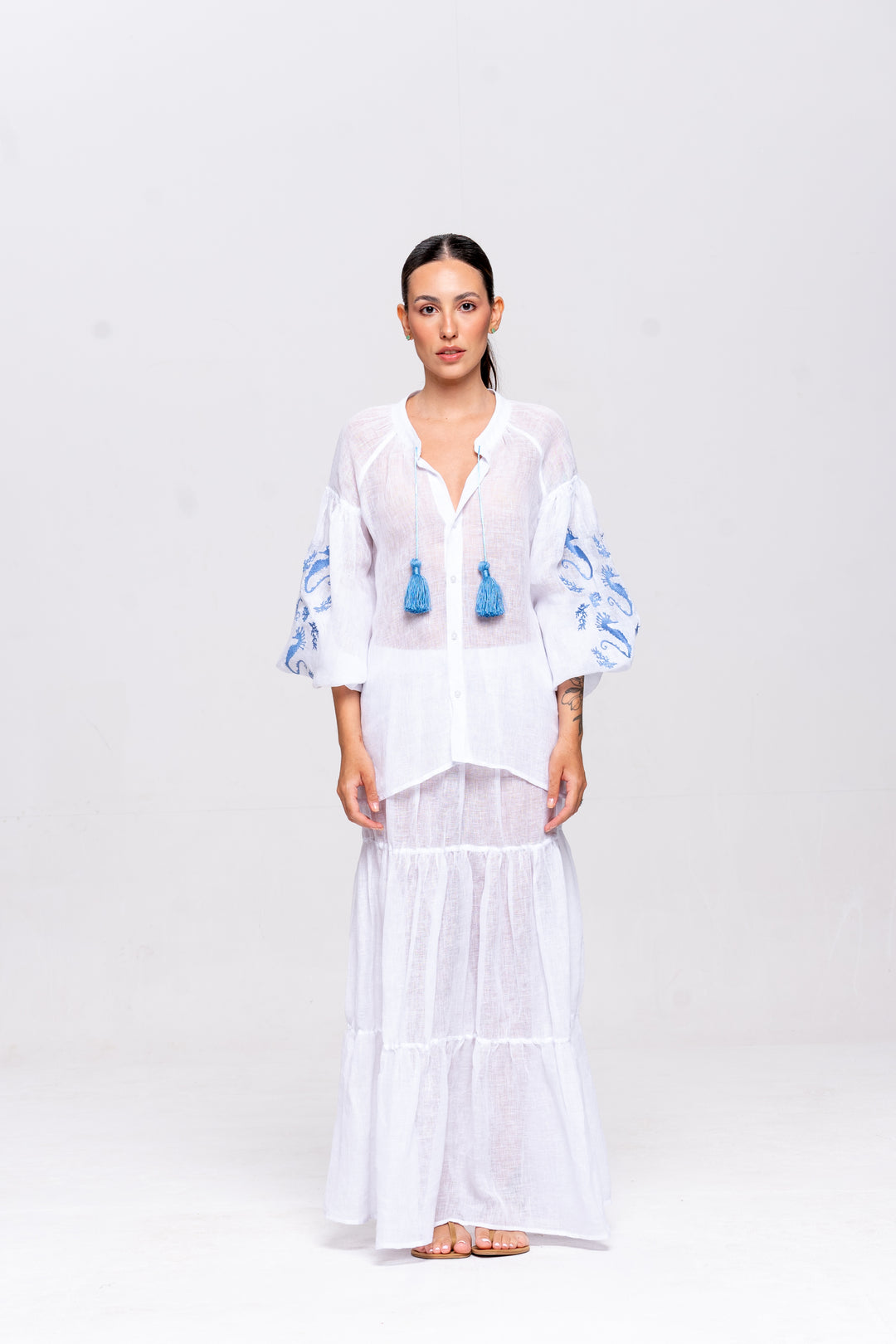 Bata Brigite Gaze de Linho Branco Bordado Azul