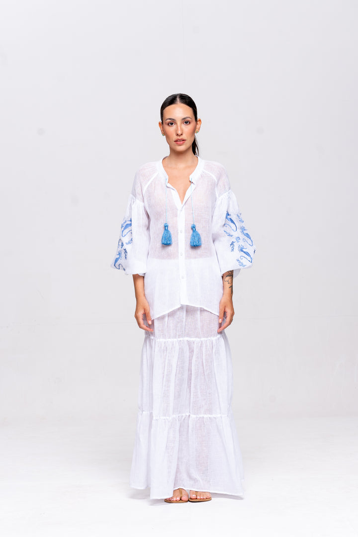 Bata Brigite Gaze de Linho Branco Bordado Azul