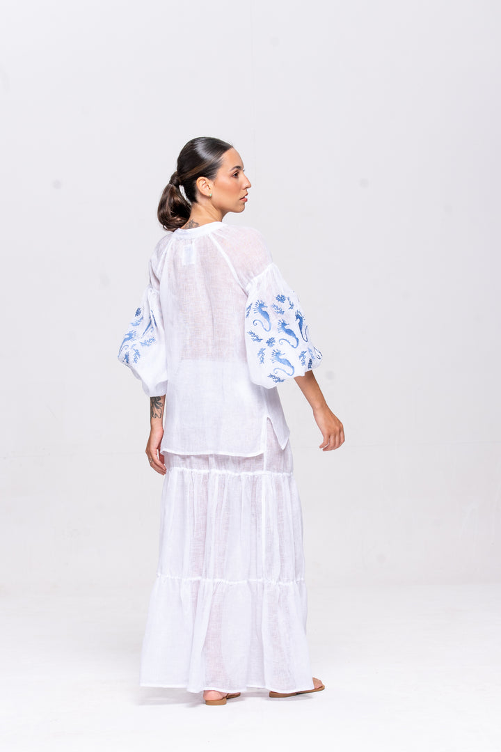 Bata Brigite Gaze de Linho Branco Bordado Azul