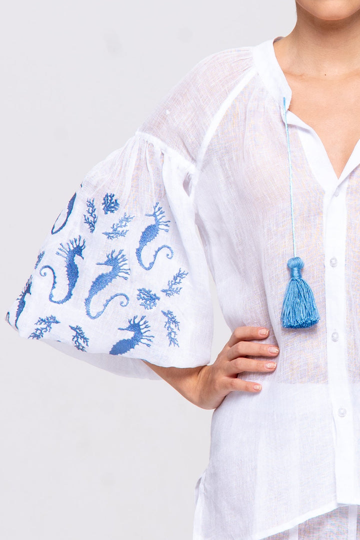 Bata Brigite Gaze de Linho Branco Bordado Azul