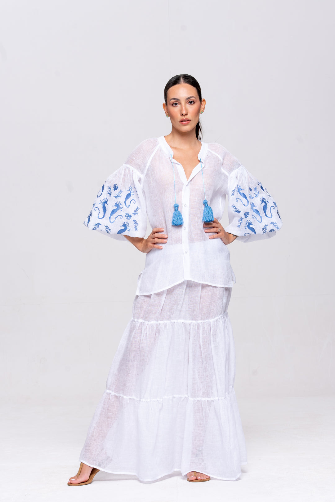 Bata Brigite Gaze de Linho Branco Bordado Azul