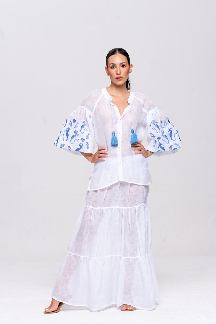 Bata Brigite Gaze de Linho Branco Bordado Azul