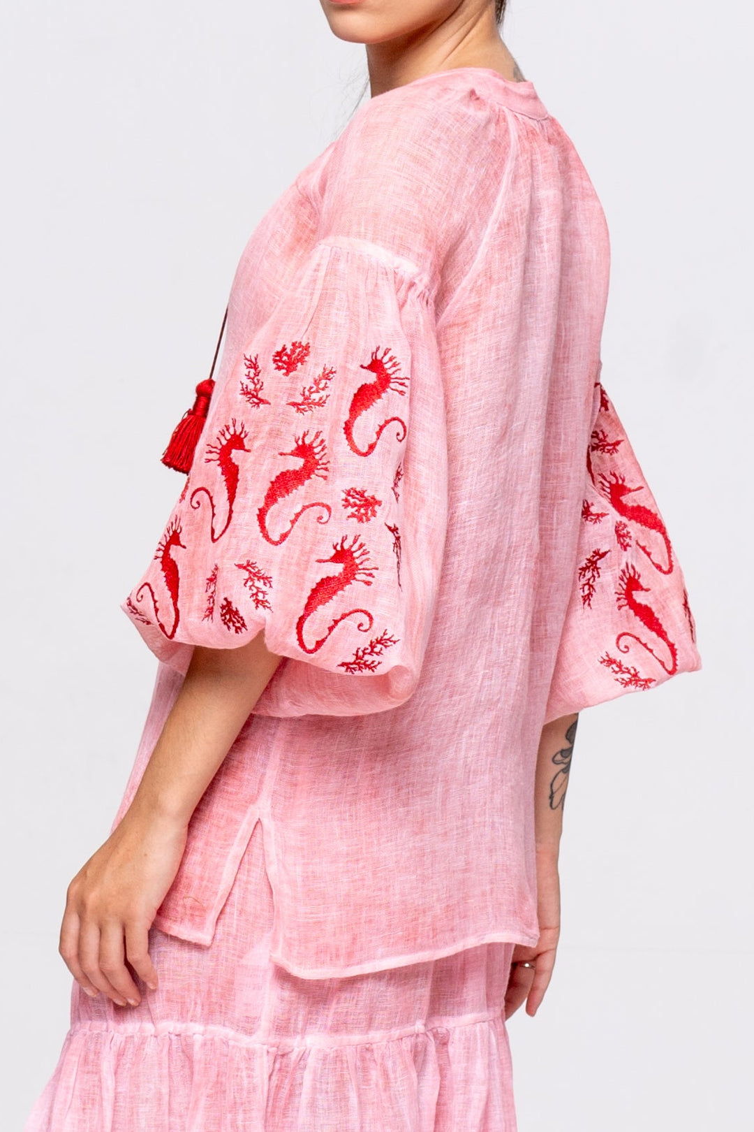 Bata Brigite Gaze de Linho Rosa Velho Bordado Vermelho