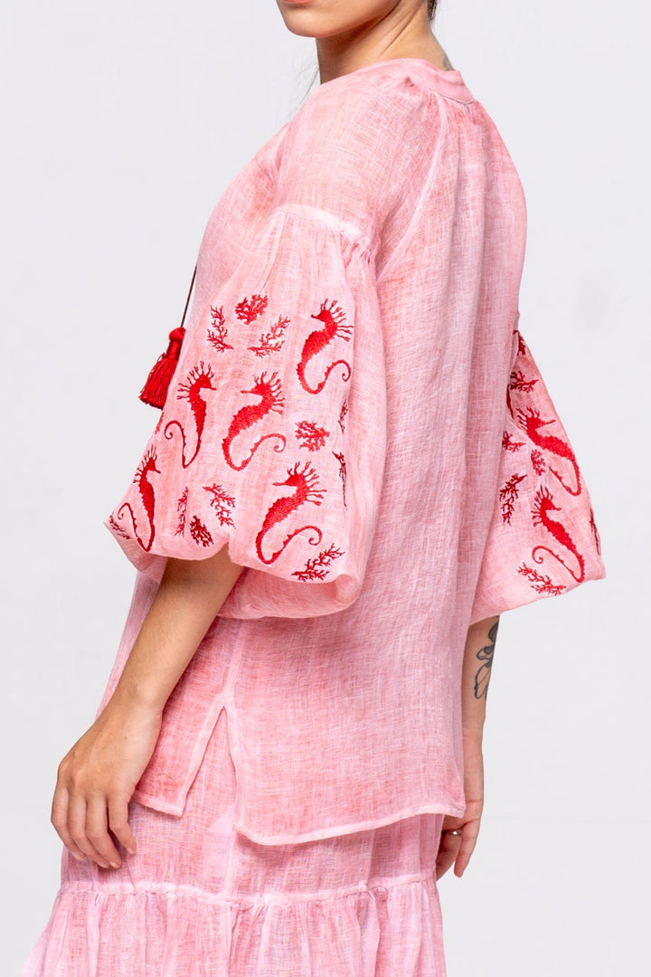 Bata Brigite Gaze de Linho Rosa Velho Bordado Vermelho