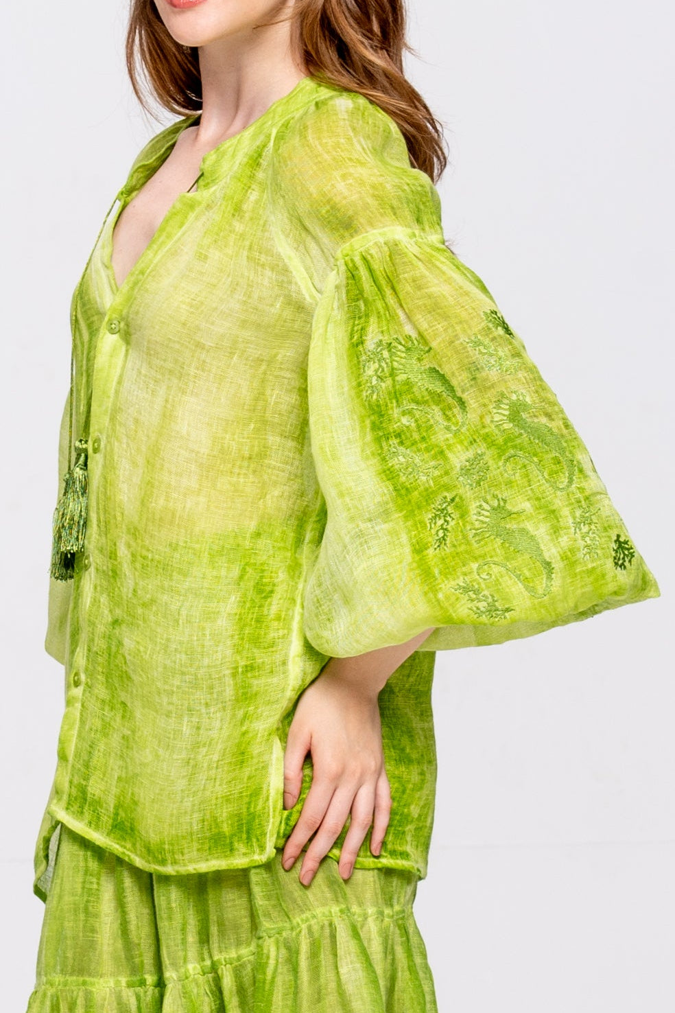 Bata Brigite Gaze de Linho Verde Bordado Verde Folha