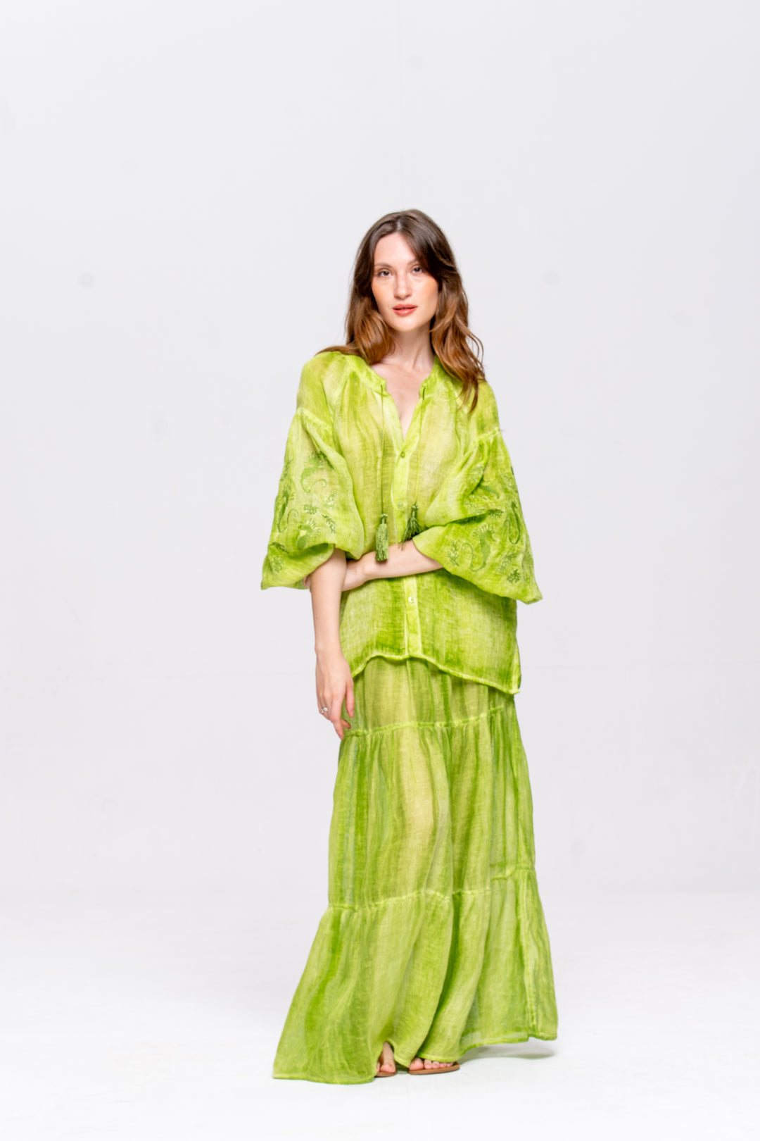 Bata Brigite Gaze de Linho Verde Bordado Verde Folha