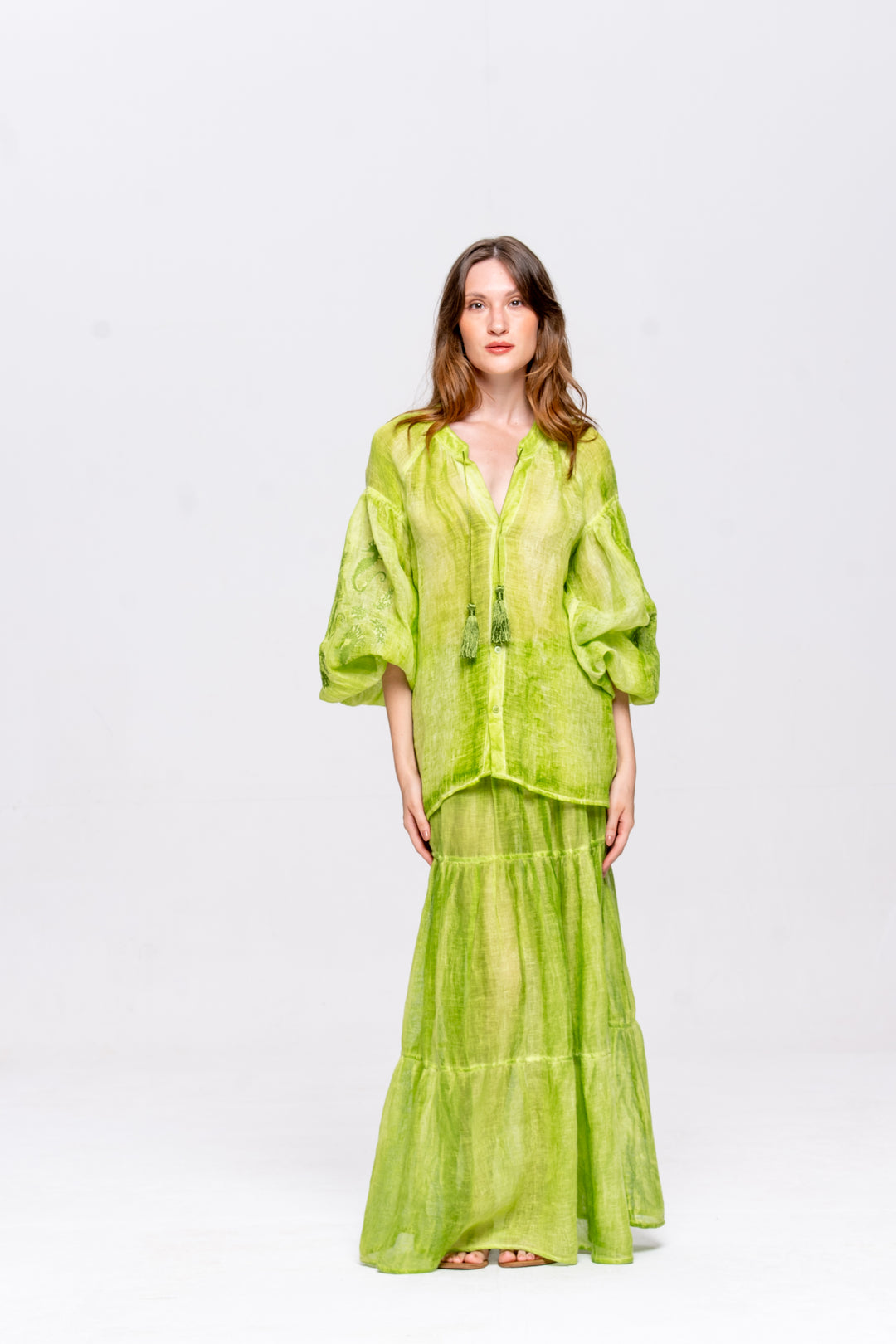 Bata Brigite Gaze de Linho Verde Bordado Verde Folha