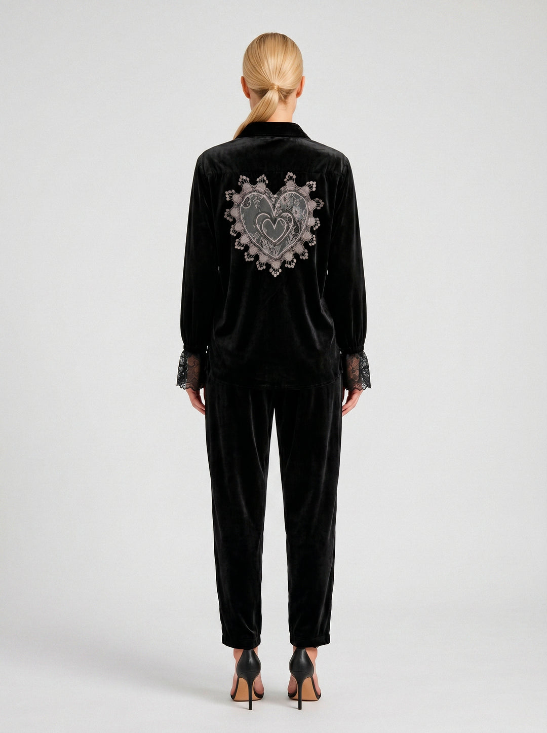 Camisa Antonella Veludo Preto Bordado Coração