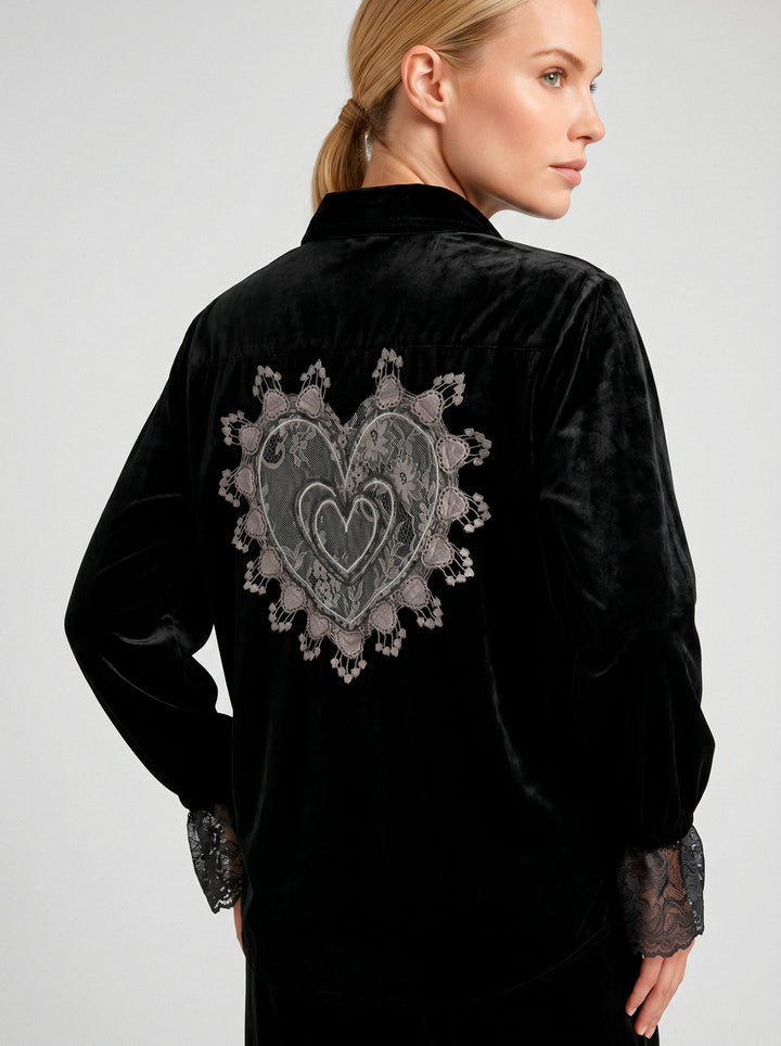 Camisa Antonella Veludo Preto Bordado Coração