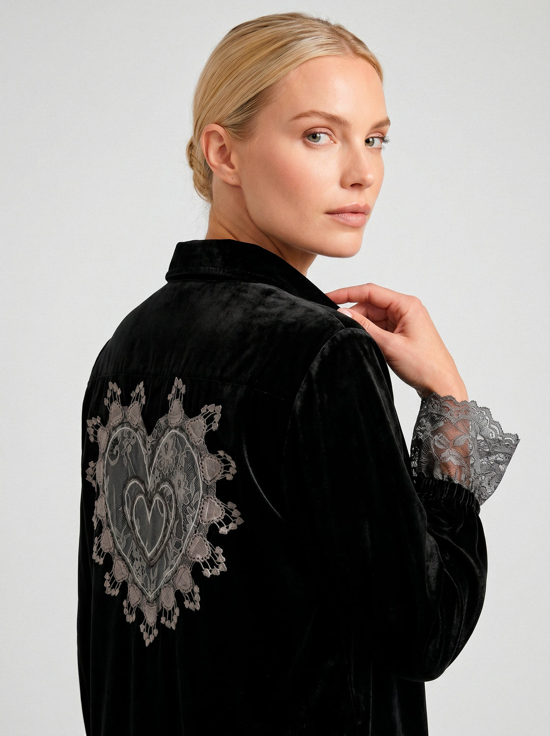 Camisa Antonella Veludo Preto Bordado Coração