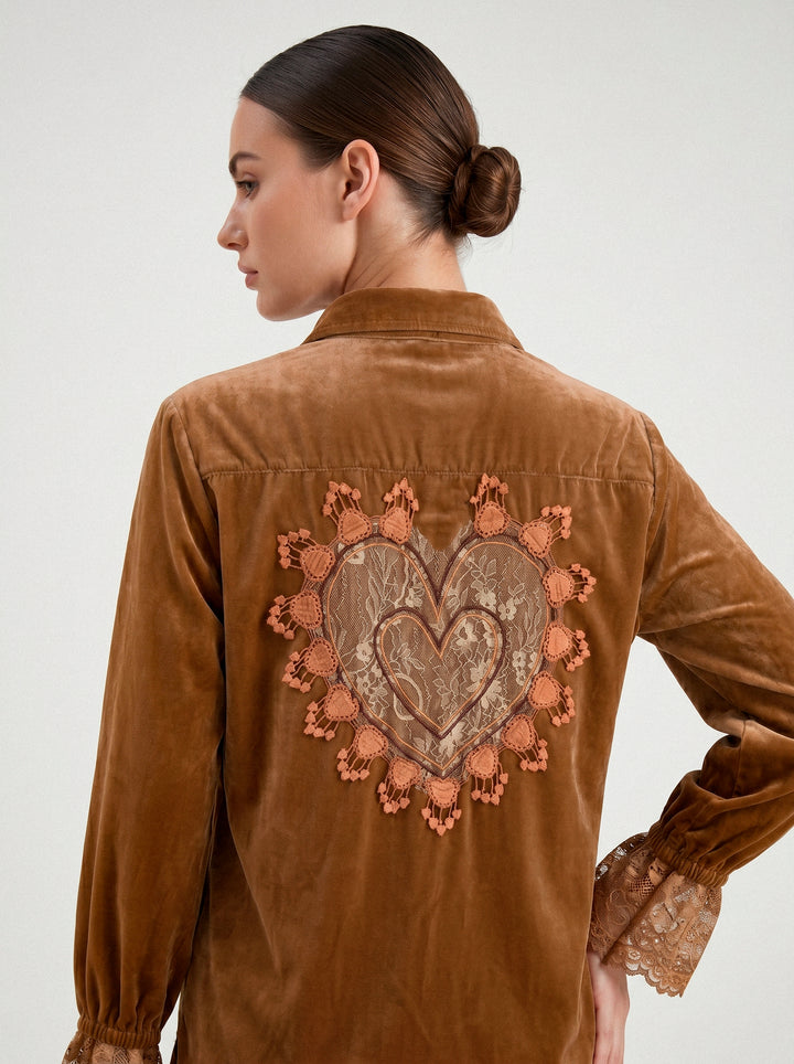 Camisa Antonella Veludo Caramelo Bordado Coração