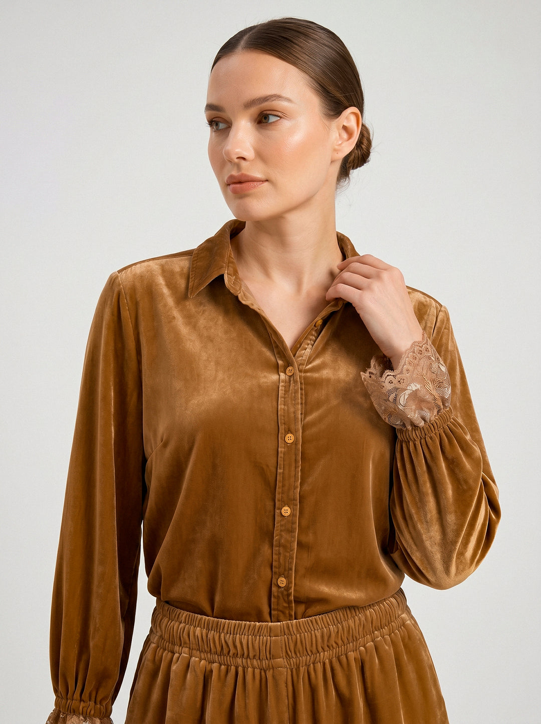 Camisa Antonella Veludo Caramelo Bordado Coração