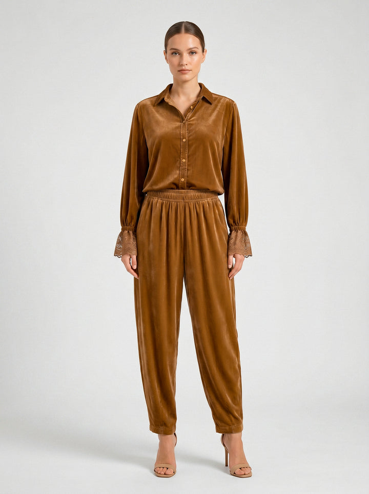 Camisa Antonella Veludo Caramelo Bordado Coração