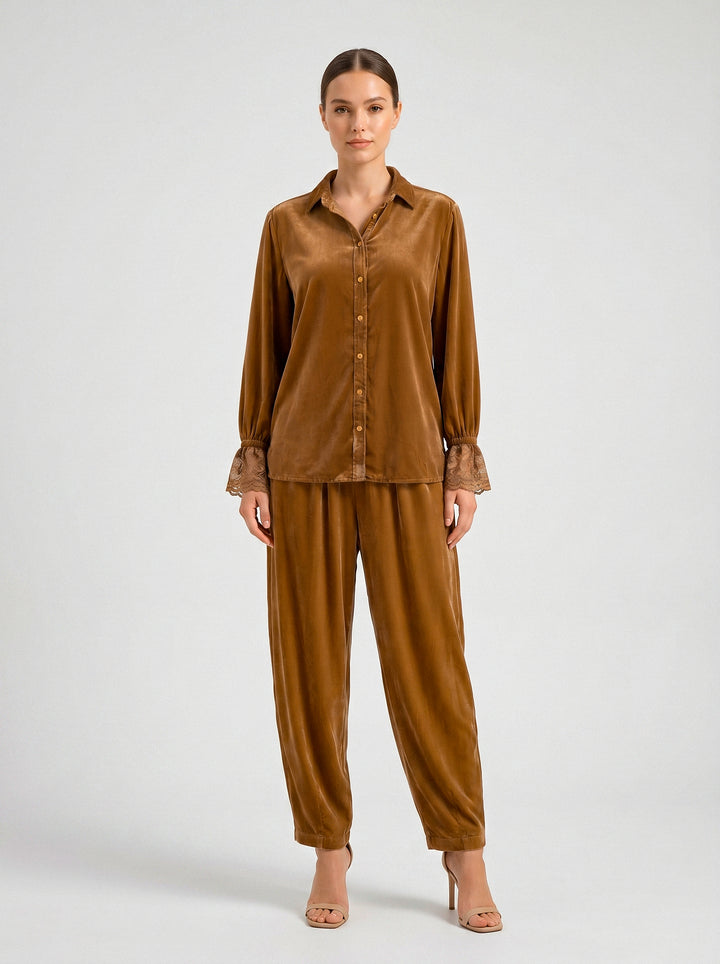 Camisa Antonella Veludo Caramelo Bordado Coração