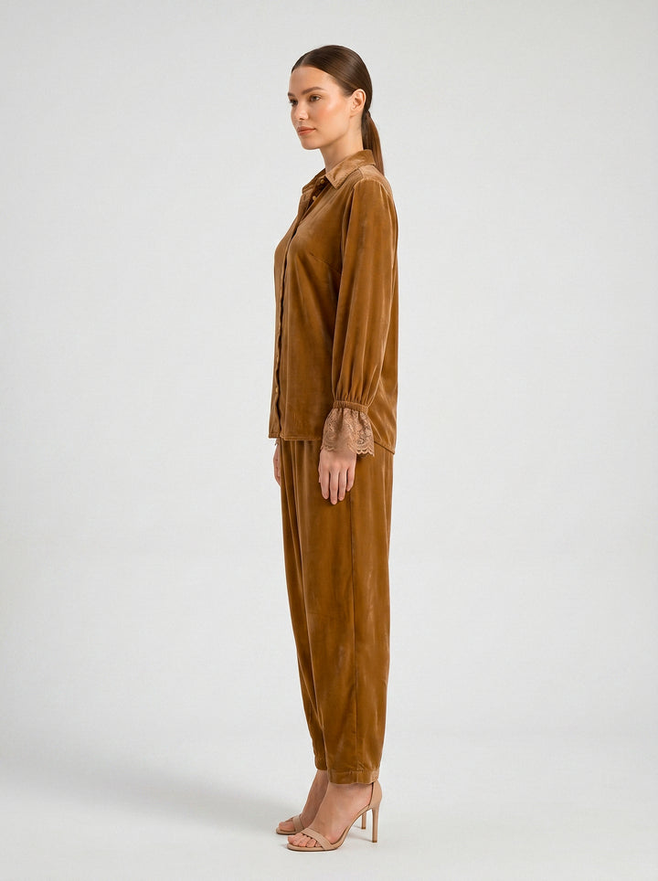 Camisa Antonella Veludo Caramelo Bordado Coração