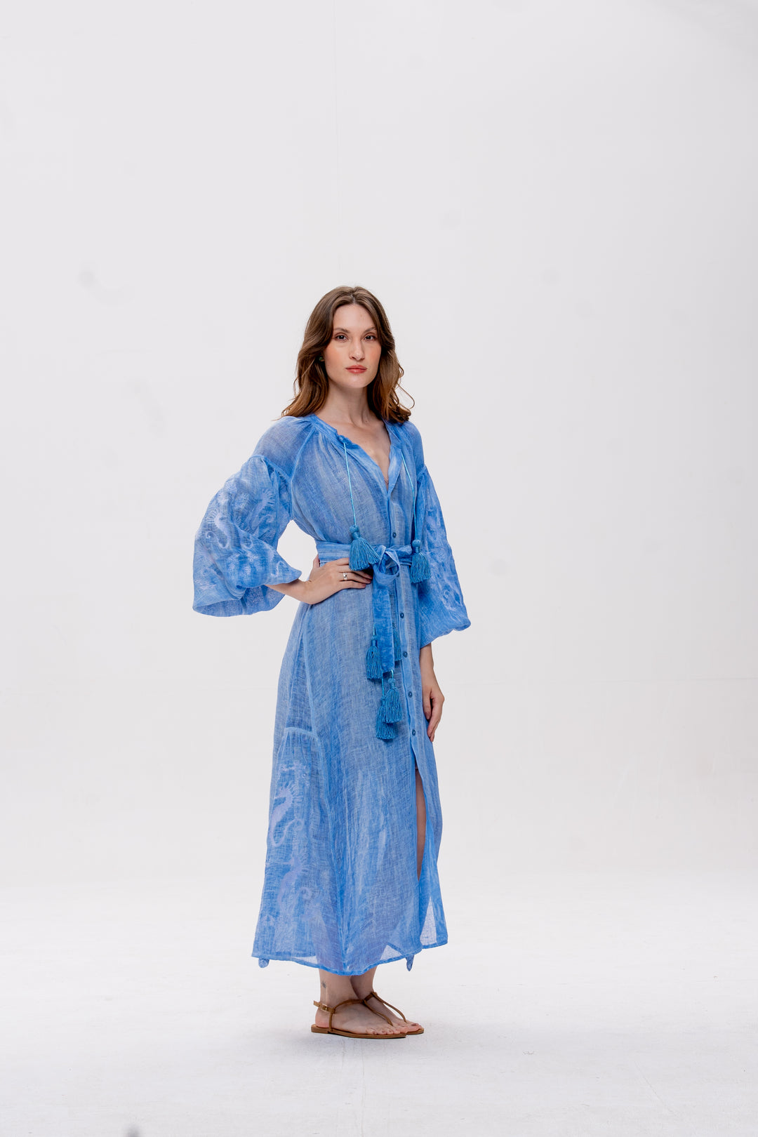 Vestido Nesga Brigite Gaze de Linho Azul Caribe Bordado Branco
