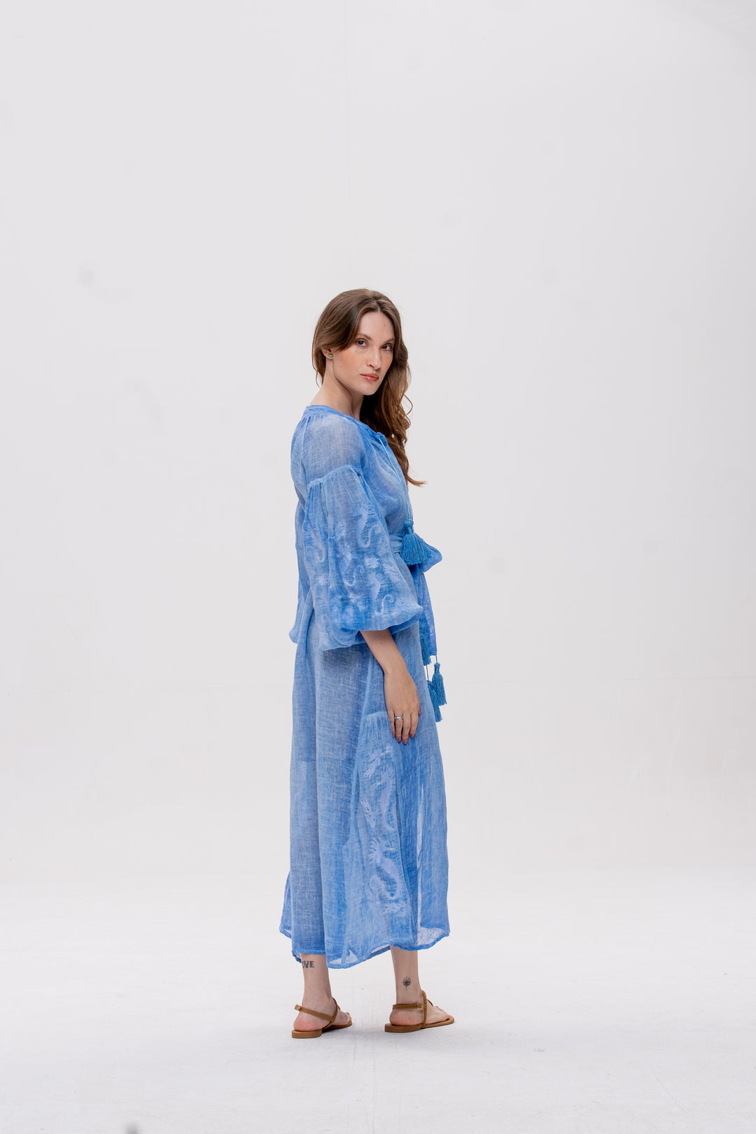 Vestido Nesga Brigite Gaze de Linho Azul Caribe Bordado Branco