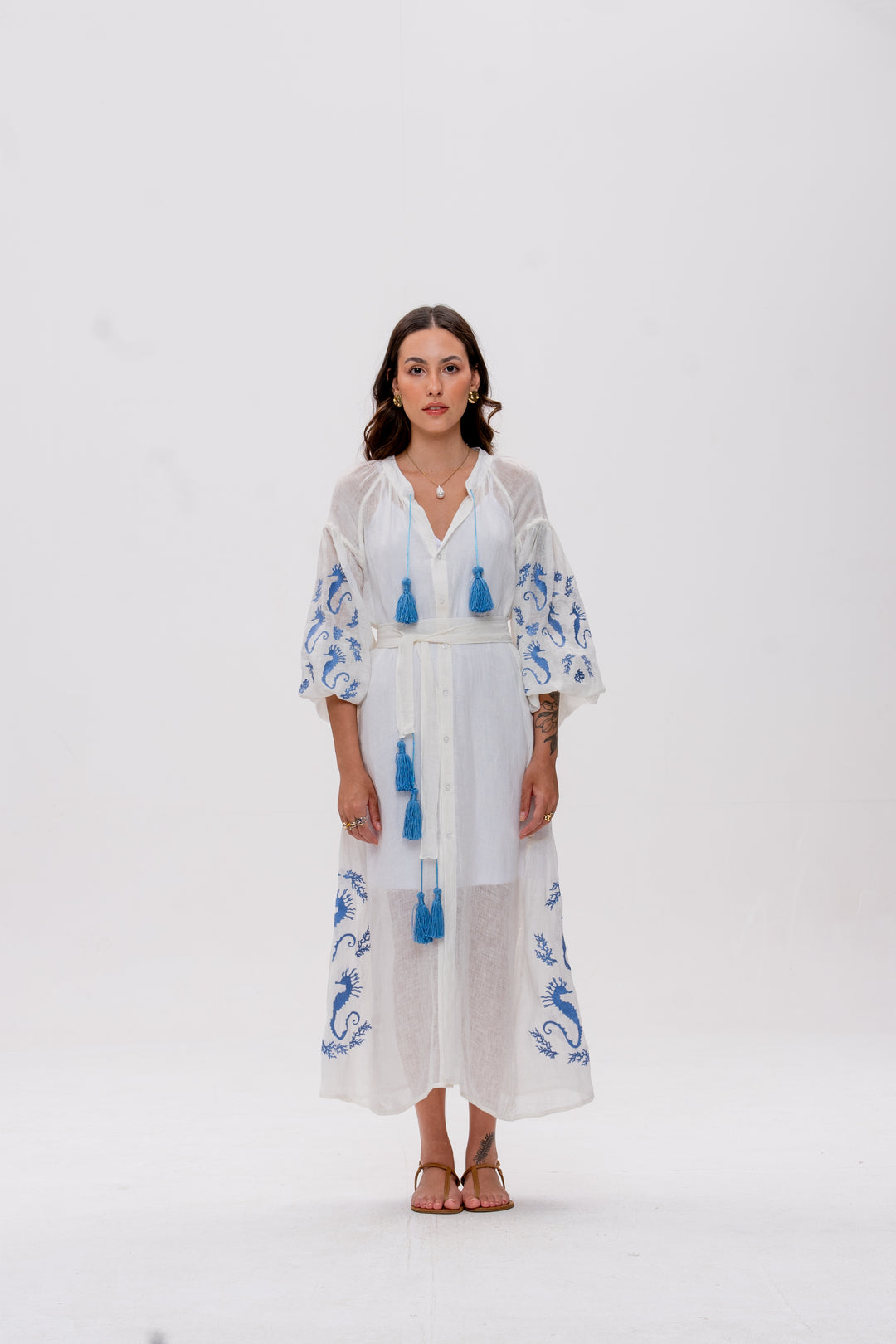 Vestido Nesga Brigite Gaze de Linho Branco Bordado Azul