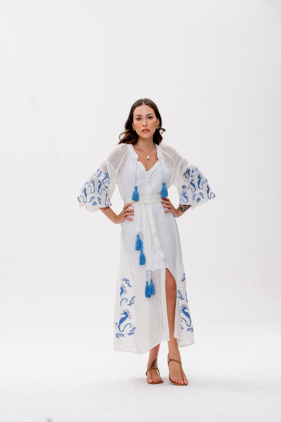 Vestido Nesga Brigite Gaze de Linho Branco Bordado Azul