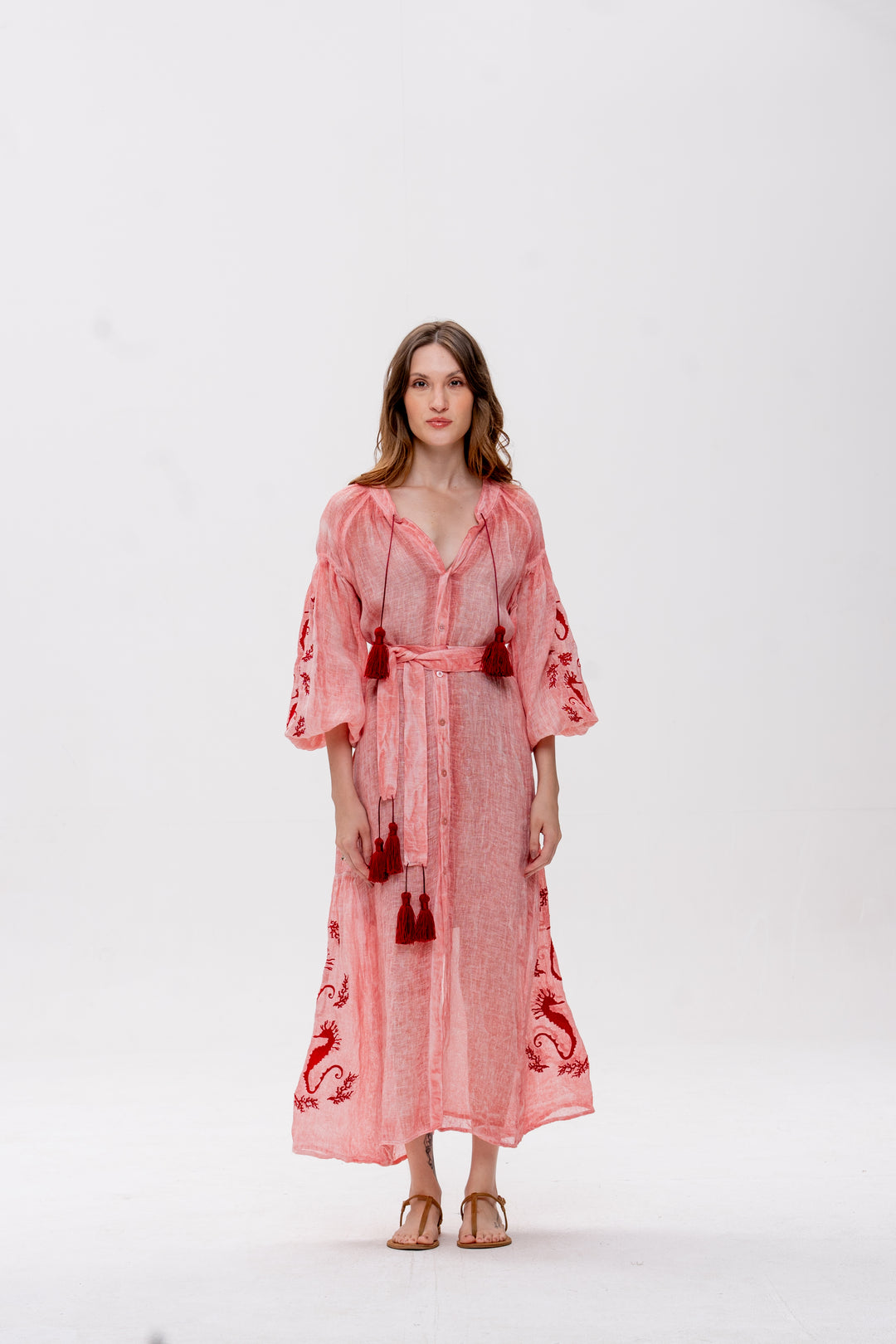 Vestido Nesga Brigite Gaze de Linho Rosa Velho Bordado Vermelho