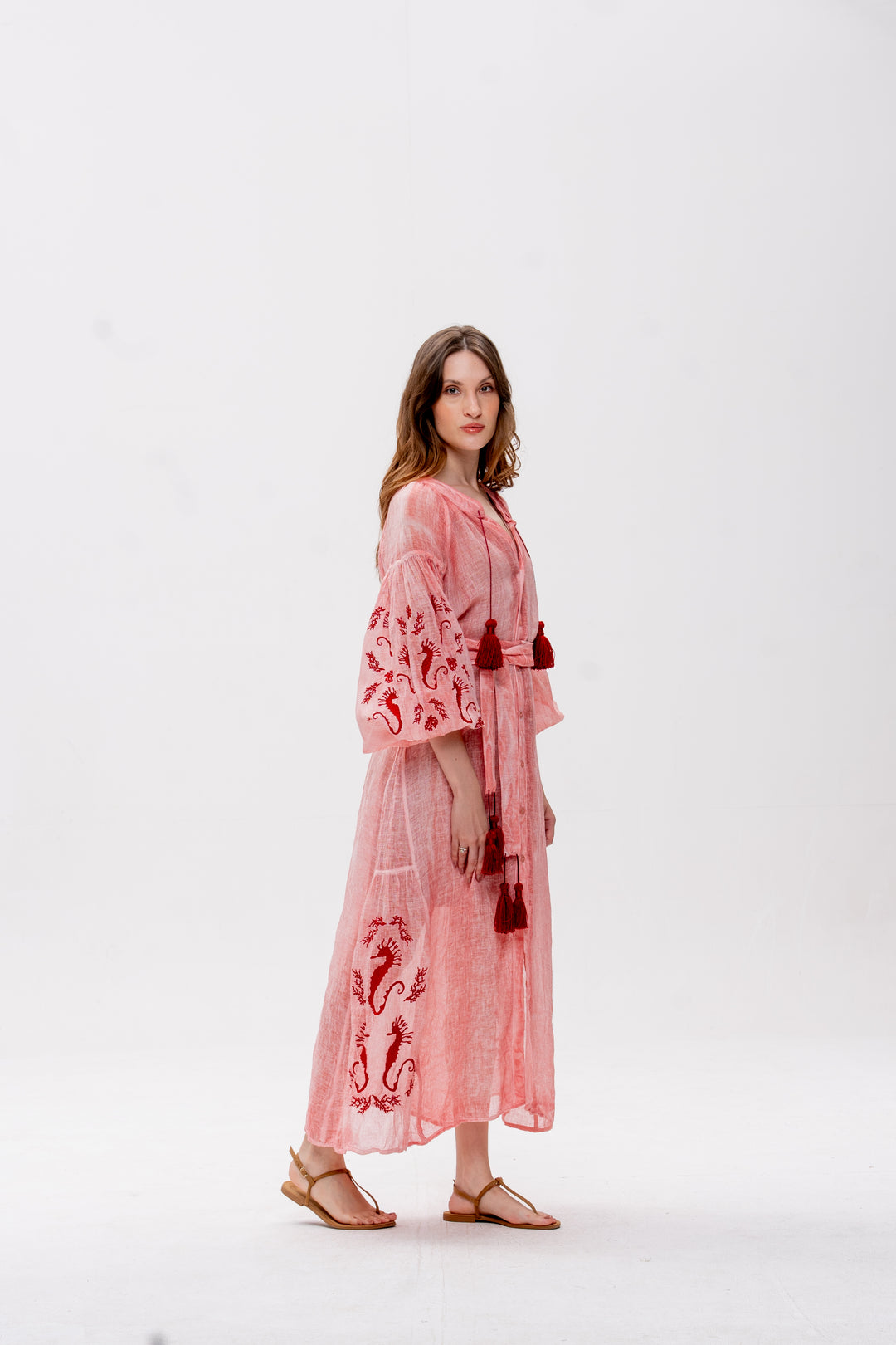 Vestido Nesga Brigite Gaze de Linho Rosa Velho Bordado Vermelho