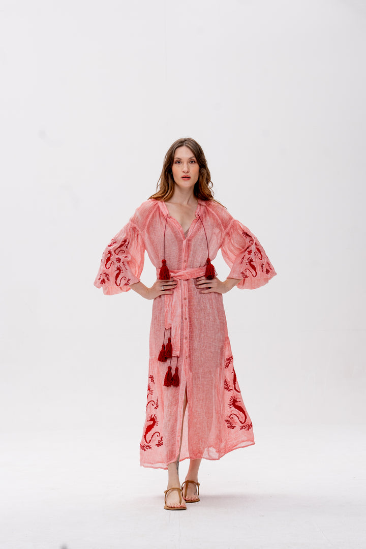 Vestido Nesga Brigite Gaze de Linho Rosa Velho Bordado Vermelho