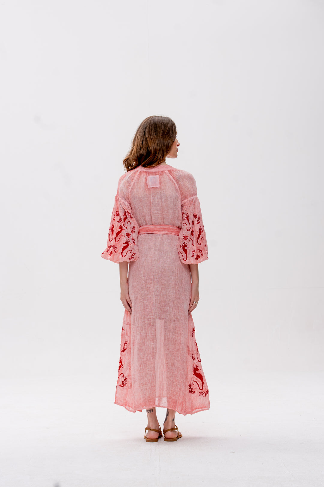 Vestido Nesga Brigite Gaze de Linho Rosa Velho Bordado Vermelho