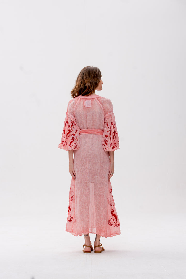 Vestido Nesga Brigite Gaze de Linho Rosa Velho Bordado Vermelho