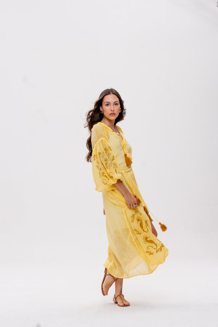 Vestido Nesga Brigite Gaze de Linho Amarelo Manteiga Bordado Dourado