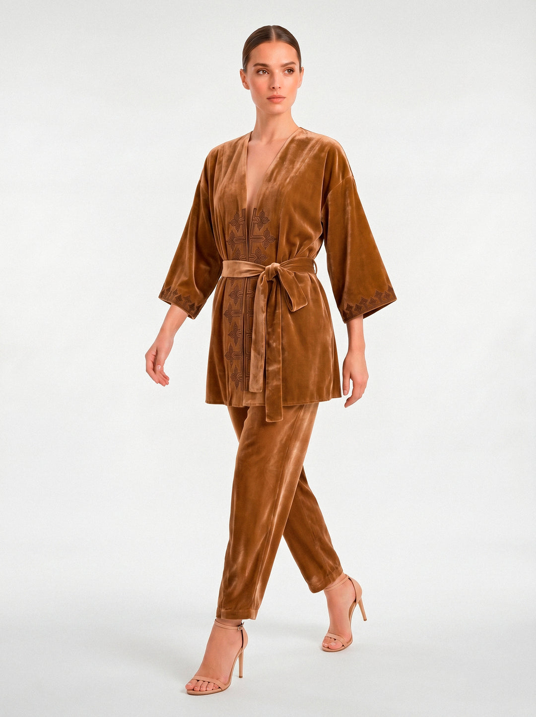 Kimono Antonella Veludo Caramelo Bordado Marrom