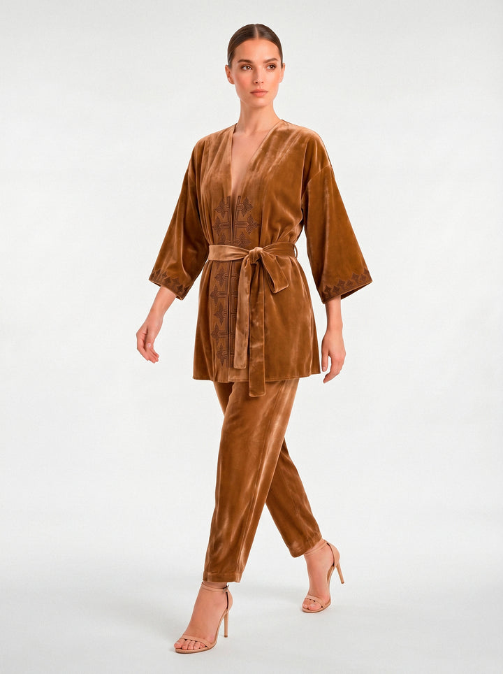 Kimono Antonella Veludo Caramelo Bordado Marrom