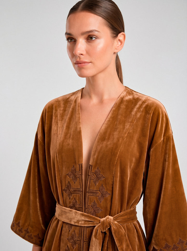 Kimono Antonella Veludo Caramelo Bordado Marrom