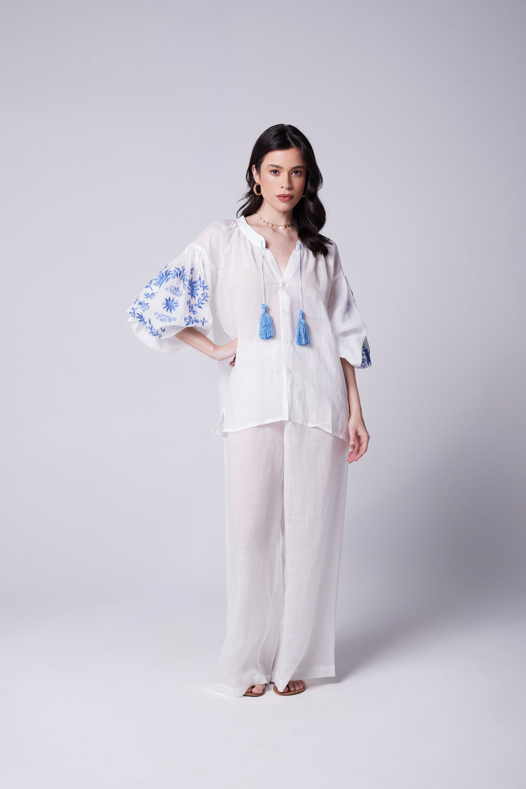 Bata Afrodity Rami Branco Bordado Azul