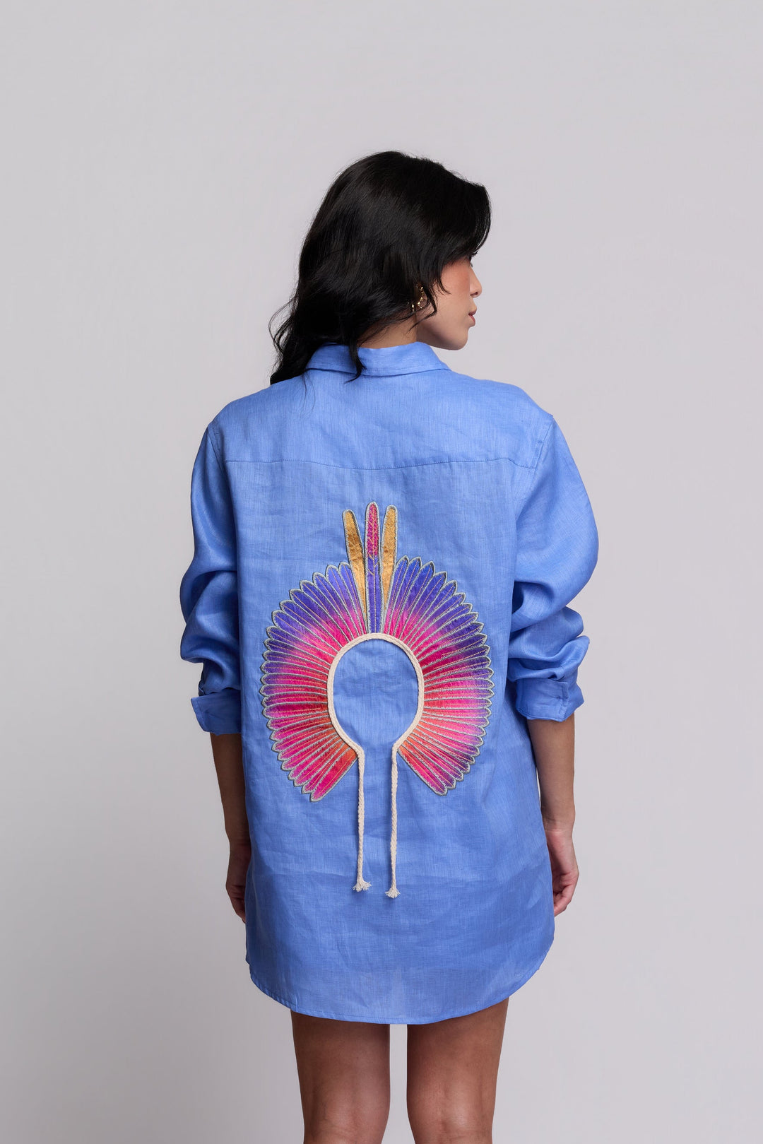 Camisa Cocar Linho Azul Caribe Bordado Rosa
