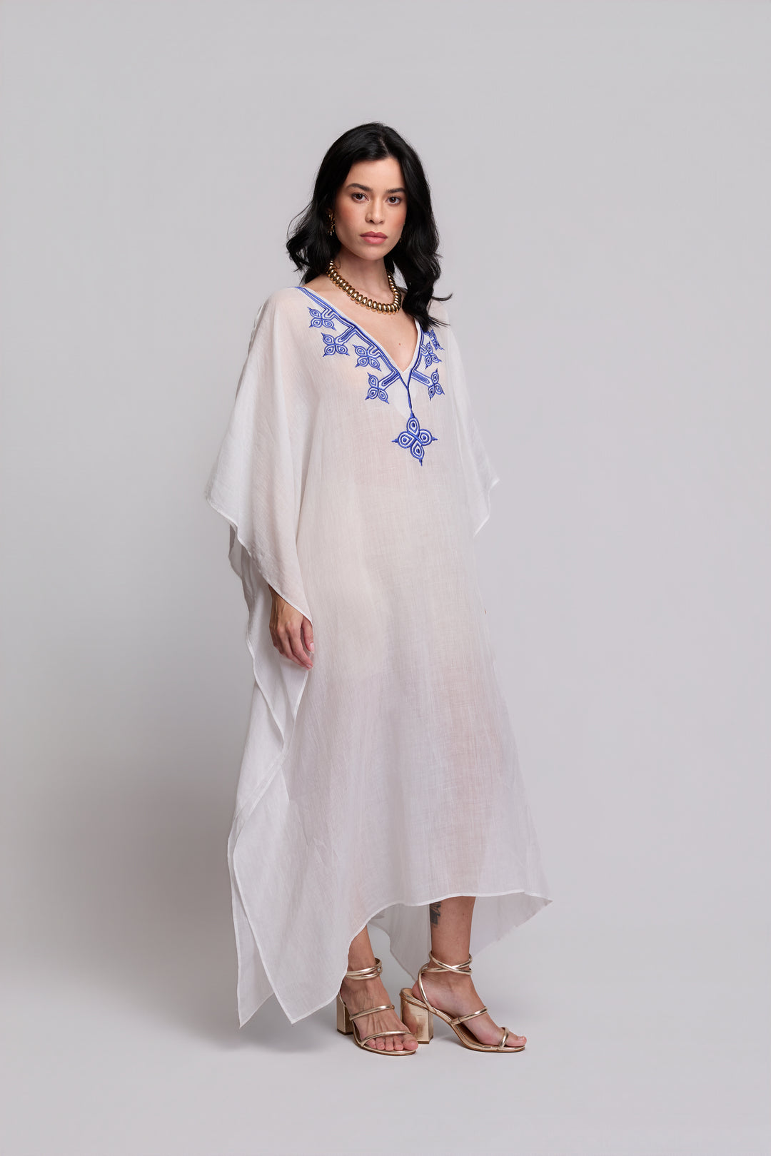 Kaftan Flora Rami Branco Bordado Azul