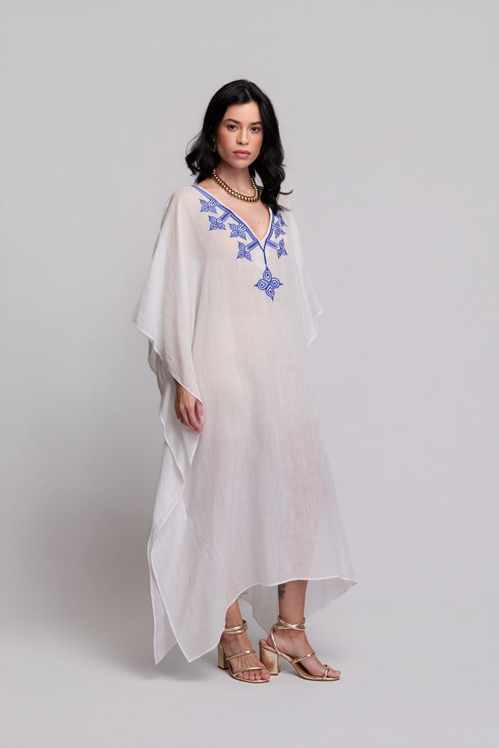 Kaftan Flora Rami Branco Bordado Azul
